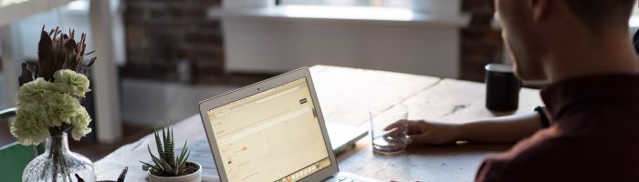 homme tapant au clavier d'ordinateur facture électronique